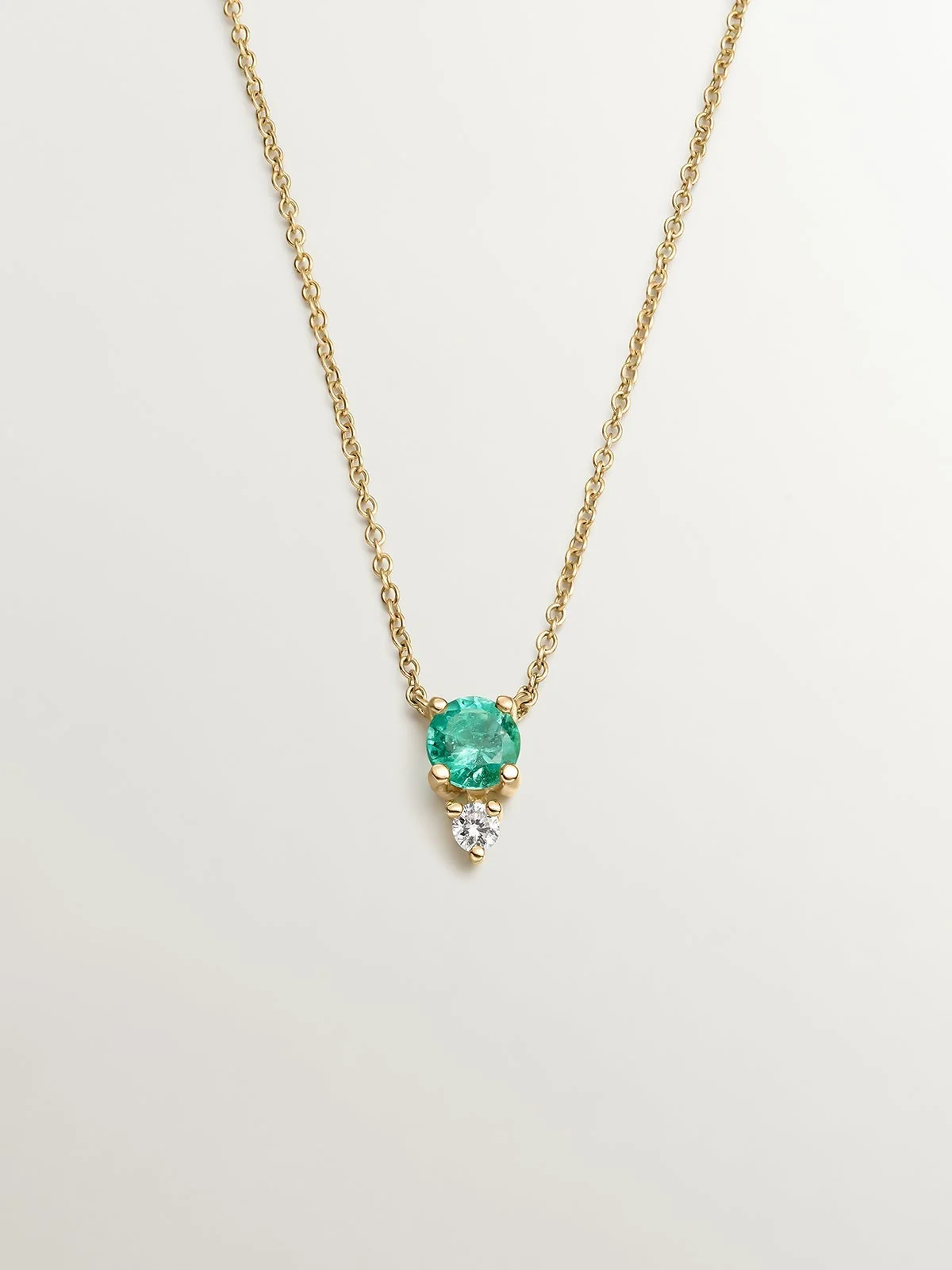 Colgante de oro amarillo de 9K con esmeralda y diamante