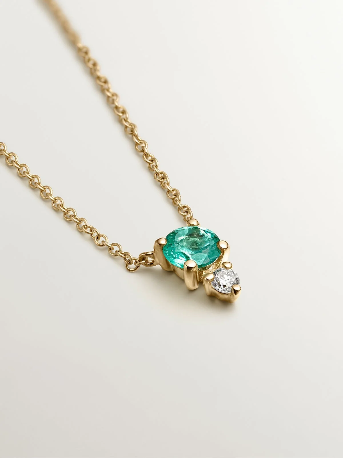 Colgante de oro amarillo de 9K con esmeralda y diamante - Image 3