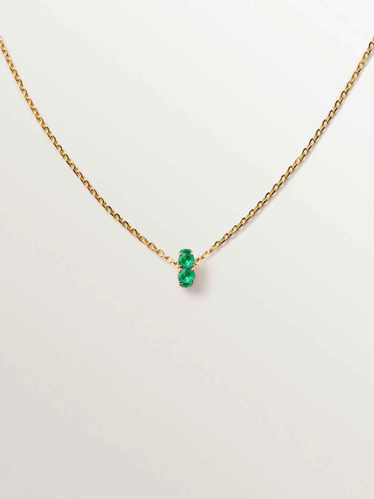 Colgante de oro amarillo de 9K con esmeraldas