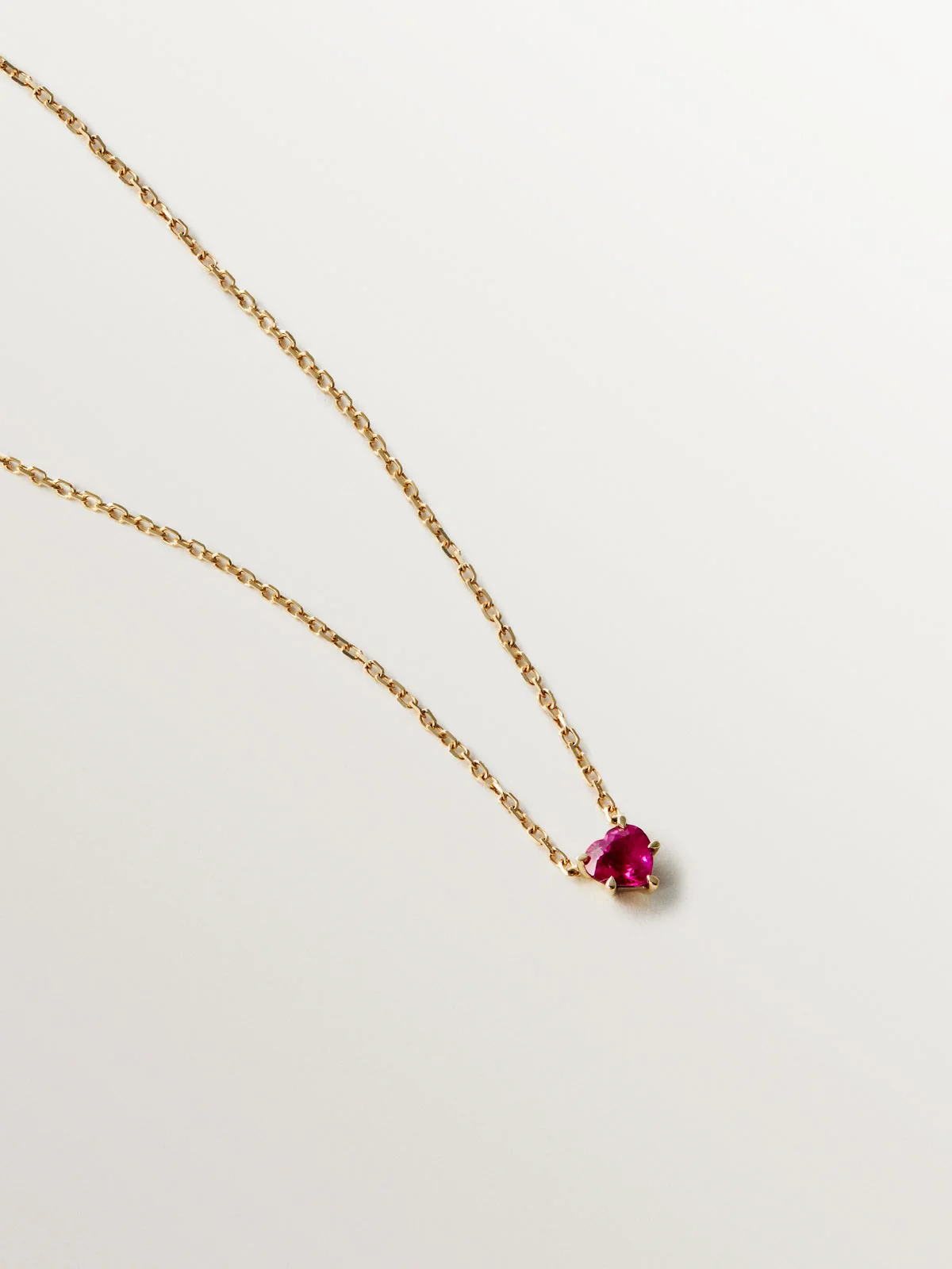 Colgante de oro amarillo de 9K con rubí rojo en talla corazón - Image 3