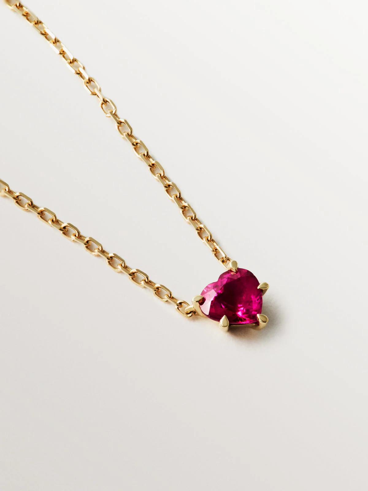 Colgante de oro amarillo de 9K con rubí rojo en talla corazón - Image 5