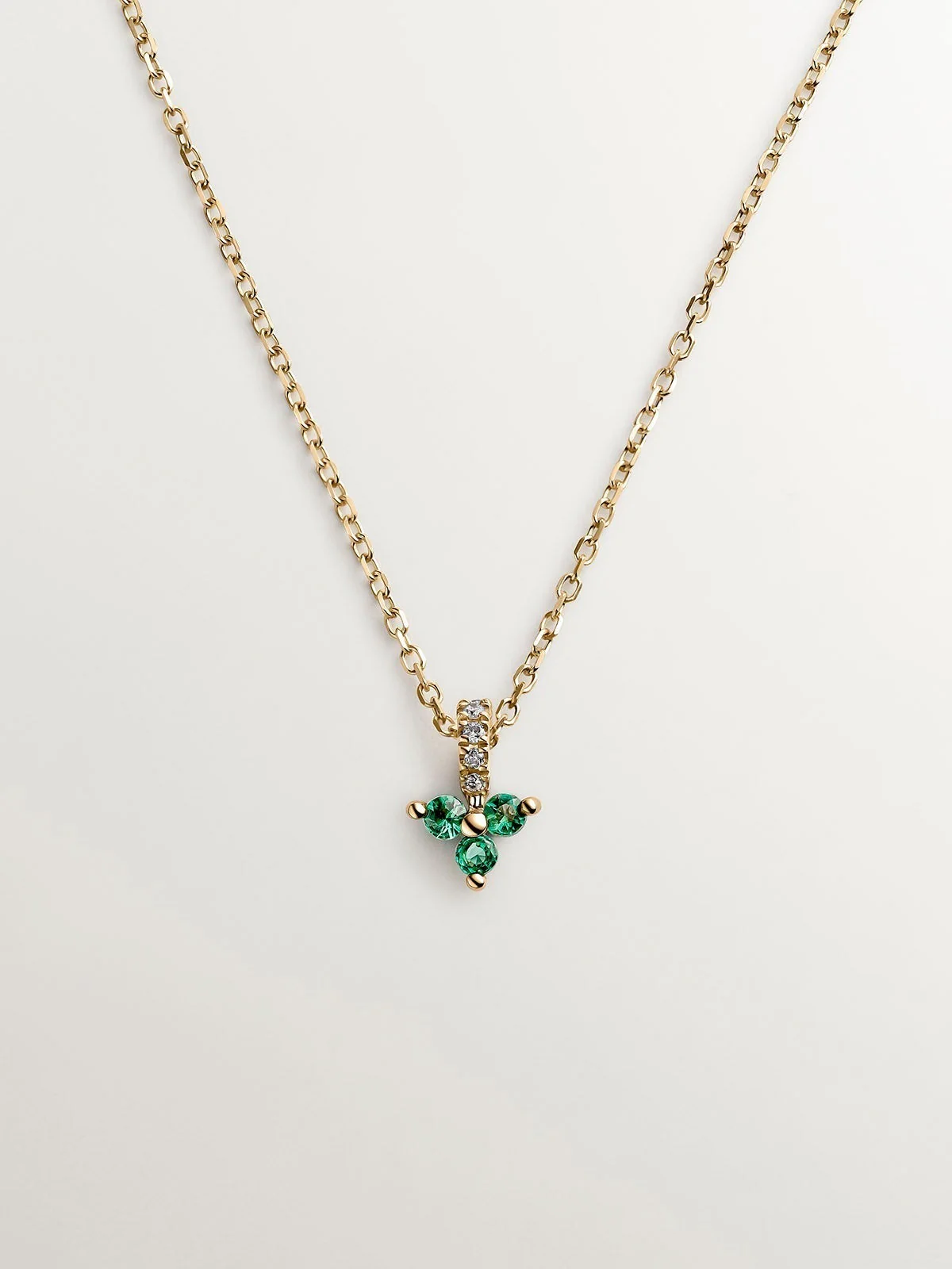 Colgante de oro amarillo de 9K con trébol de esmeraldas y diamantes