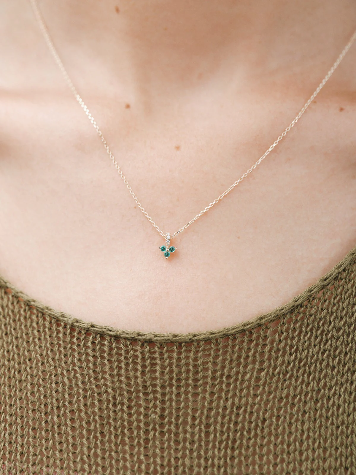 Colgante de oro amarillo de 9K con trébol de esmeraldas y diamantes - Image 2
