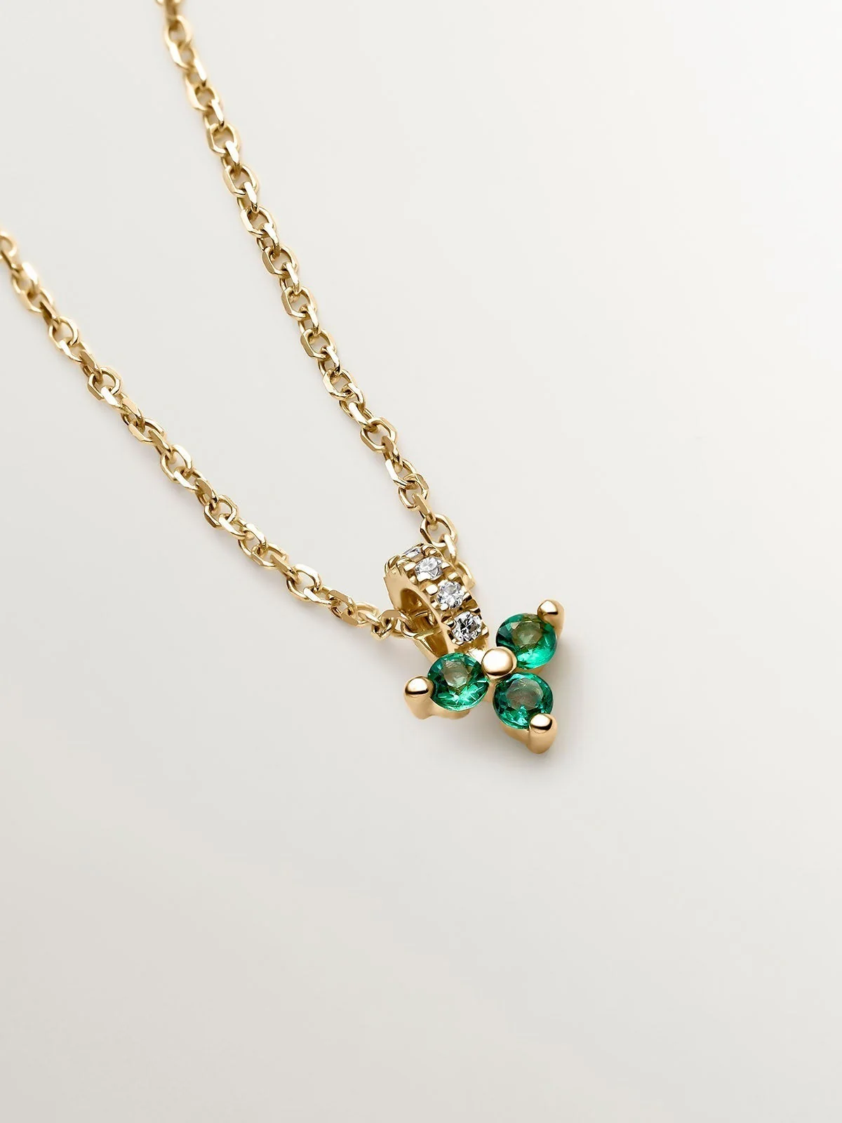 Colgante de oro amarillo de 9K con trébol de esmeraldas y diamantes - Image 3