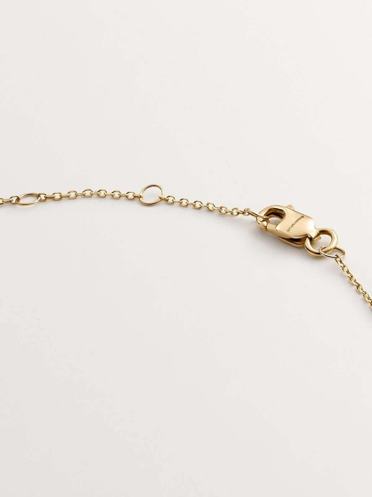 Colgante de oro amarillo de 9K con trébol de esmeraldas y diamantes - Image 7
