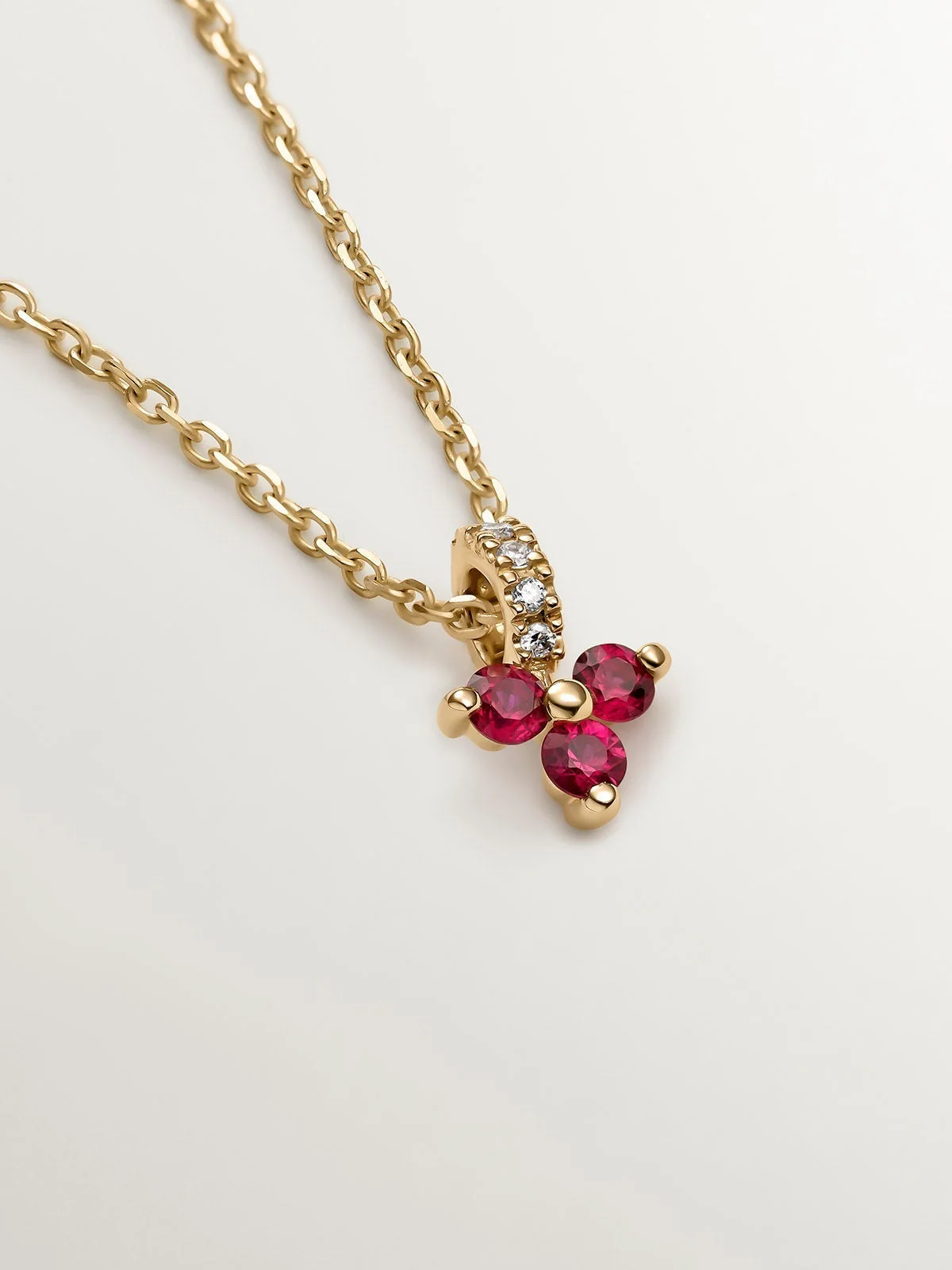 Colgante de oro amarillo de 9K con trébol de rubíes rojos y diamantes - Image 3