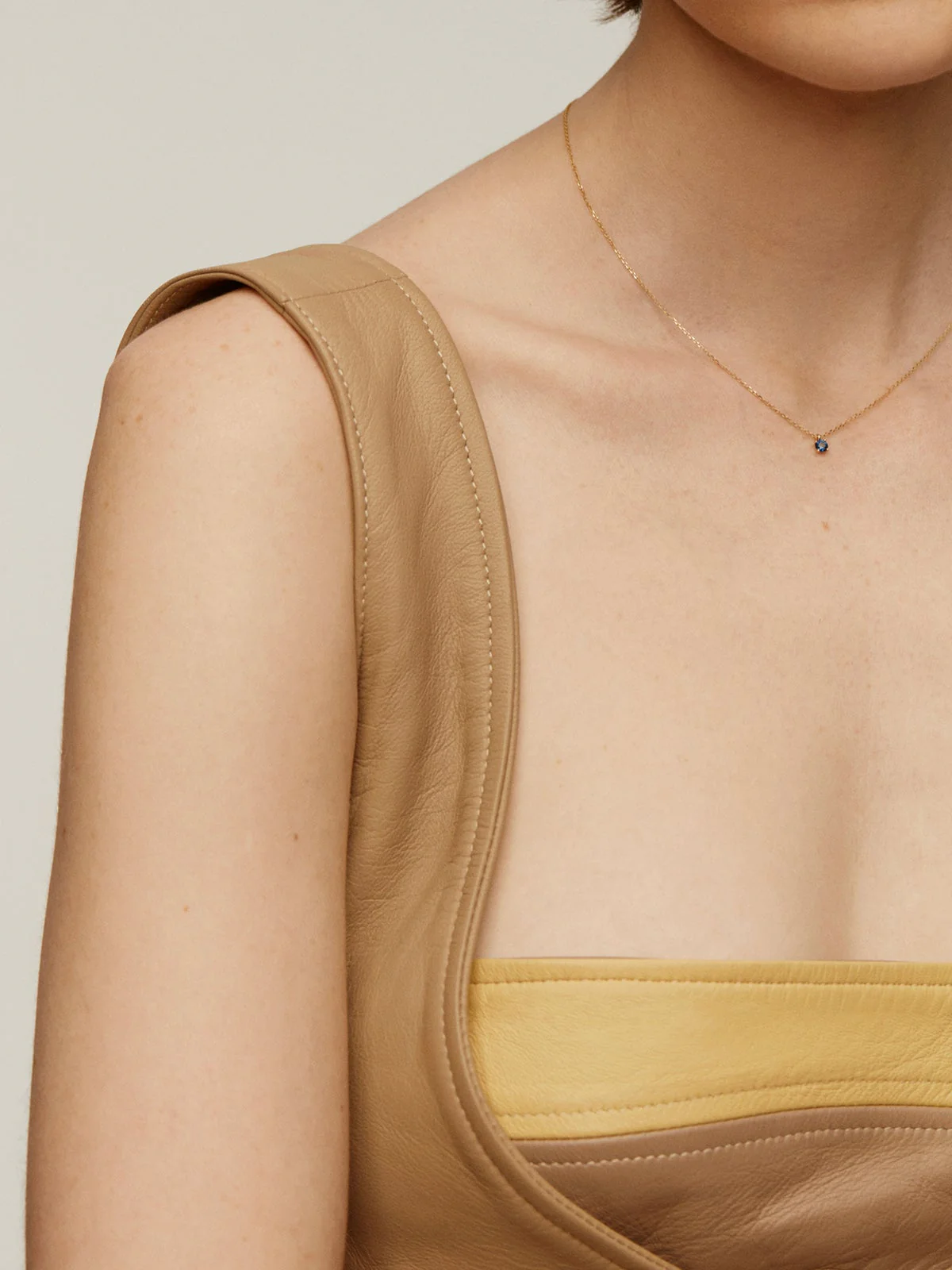 Colgante de oro amarillo de 9K con zafiro azul - Image 4