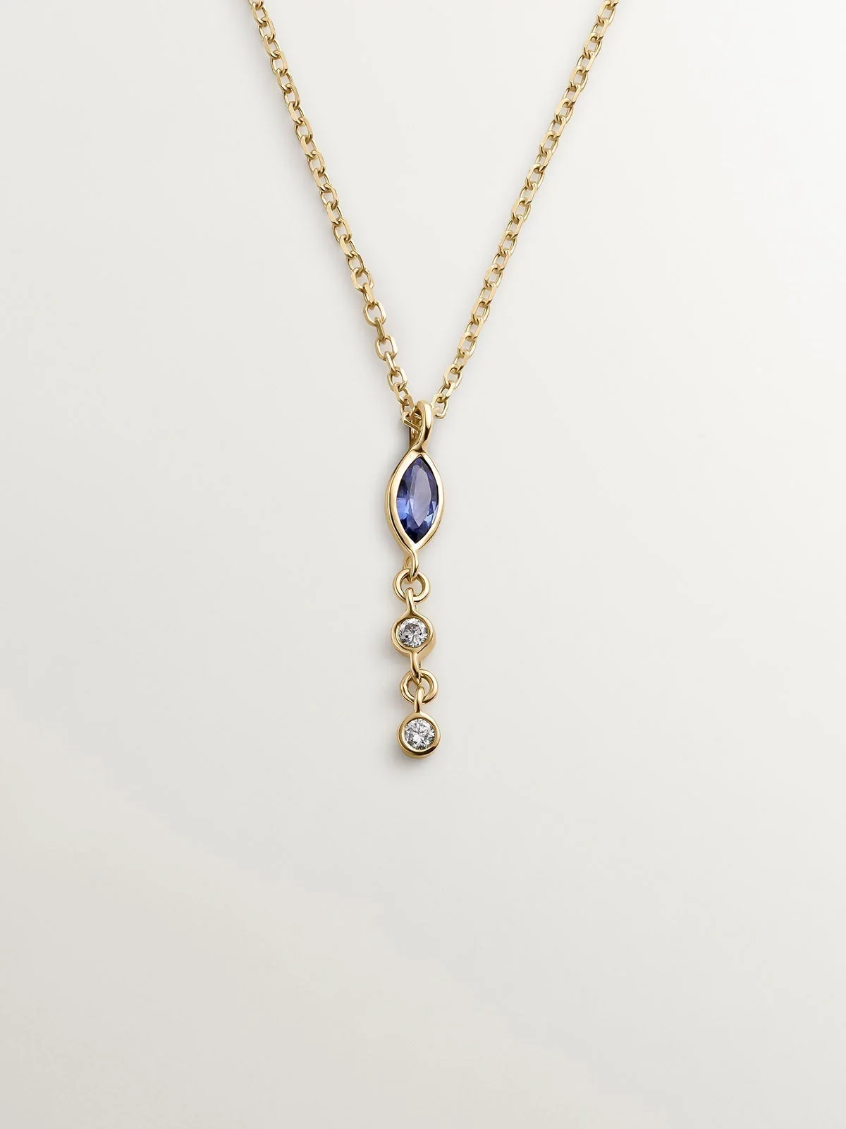 Colgante de oro amarillo de 9K con zafiro azul y diamantes
