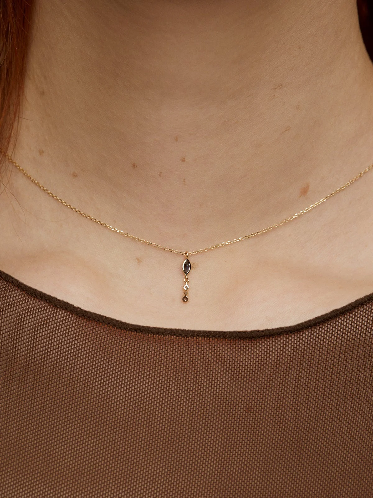 Colgante de oro amarillo de 9K con zafiro azul y diamantes - Image 2