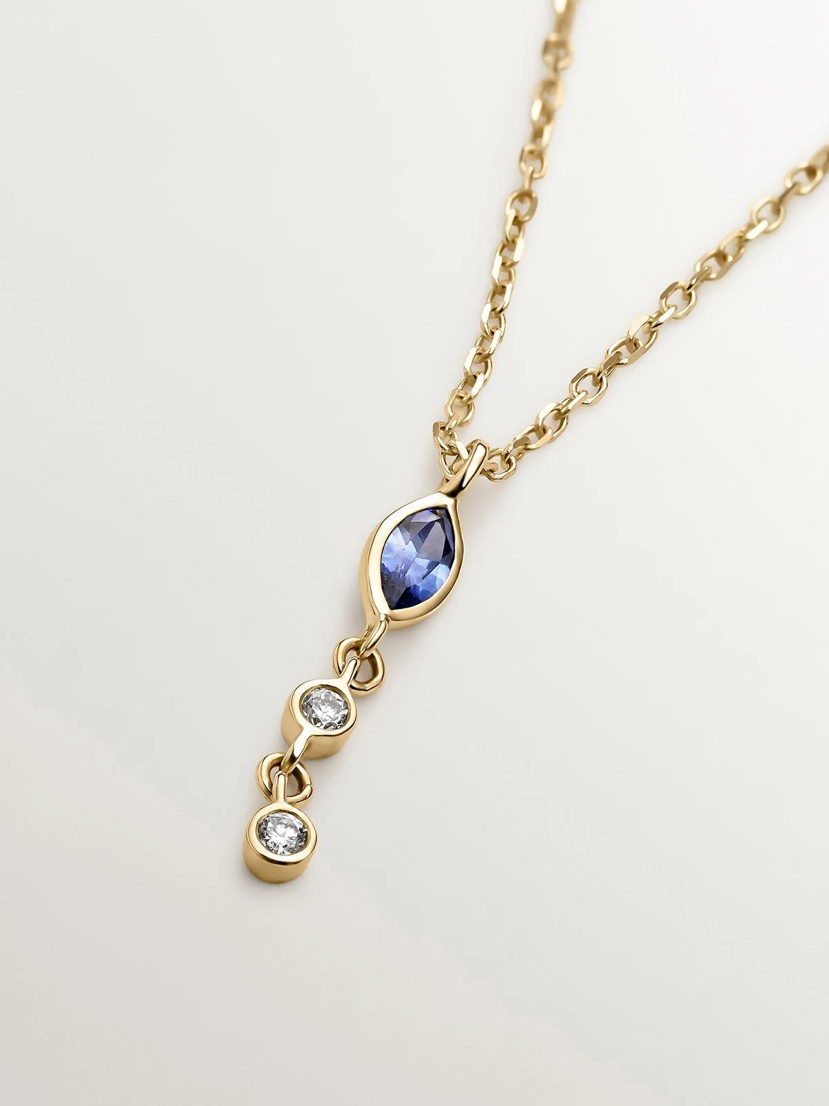 Colgante de oro amarillo de 9K con zafiro azul y diamantes - Image 3