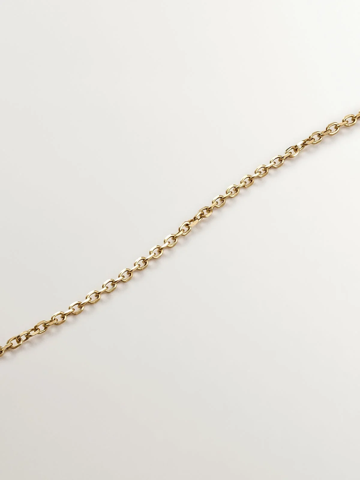 Colgante de oro amarillo de 9K con zafiro azul y diamantes - Image 5
