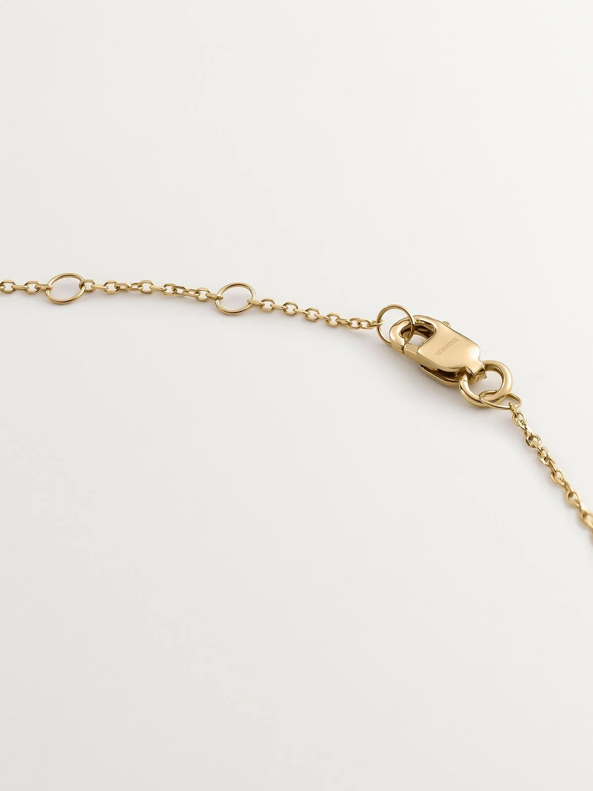 Colgante de oro amarillo de 9K con zafiro azul y diamantes - Image 7