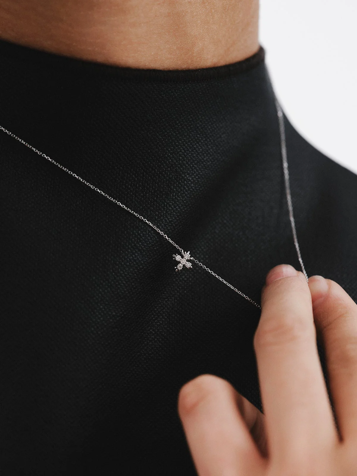 Colgante de oro blanco de 18K con cruz con diamantes blancos - Image 2