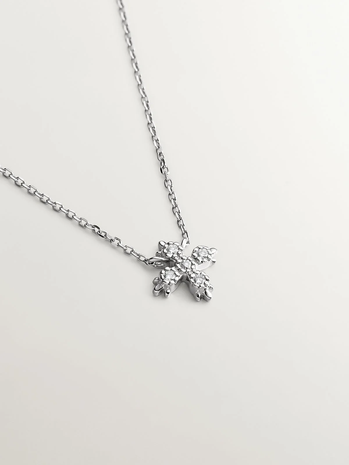 Colgante de oro blanco de 18K con cruz con diamantes blancos - Image 3