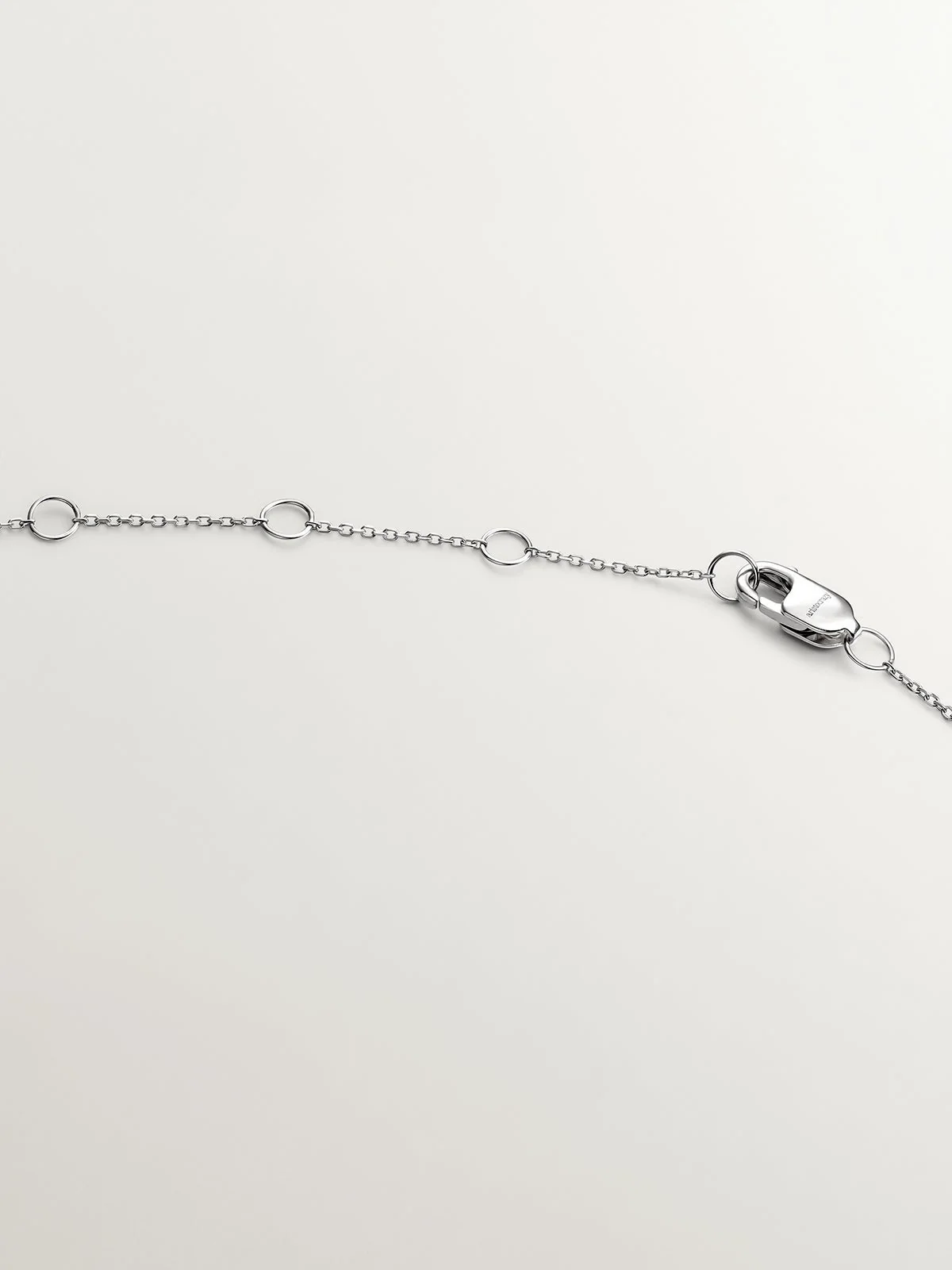 Colgante de oro blanco de 18K con cruz con diamantes blancos - Image 7