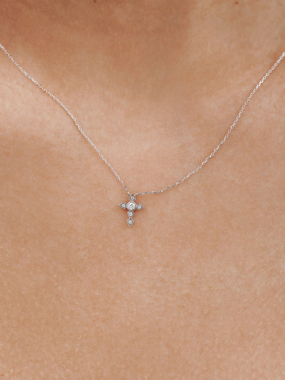 Colgante de oro blanco de 18K con cruz de diamantes - Image 2