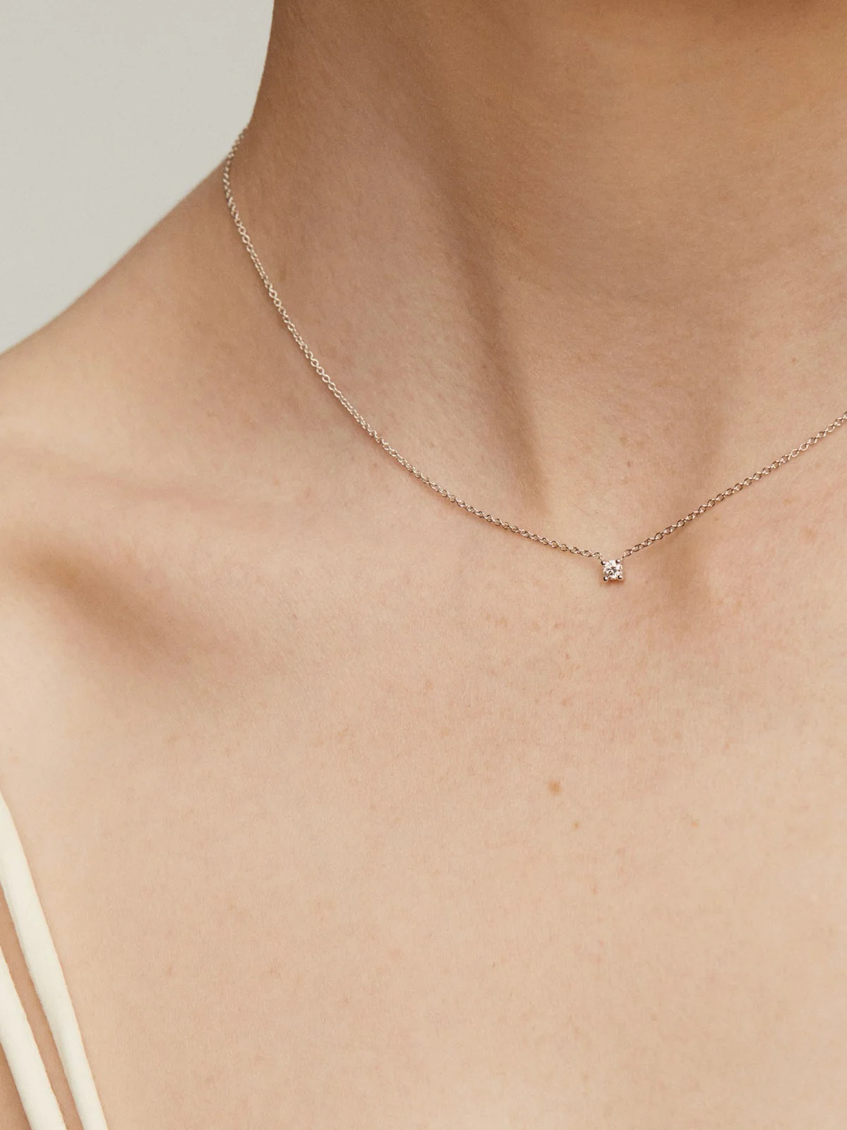 Colgante de oro blanco de 18K con diamante 0,1 cts - Image 2