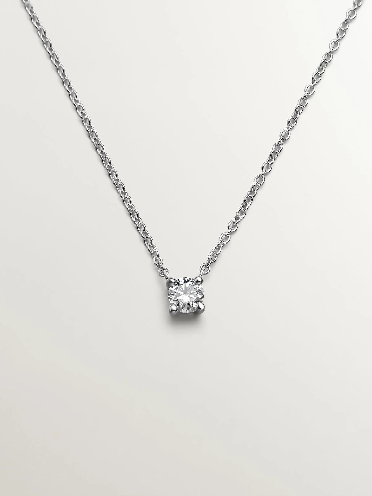 Colgante de oro blanco de 18K con diamante 0,20 cts