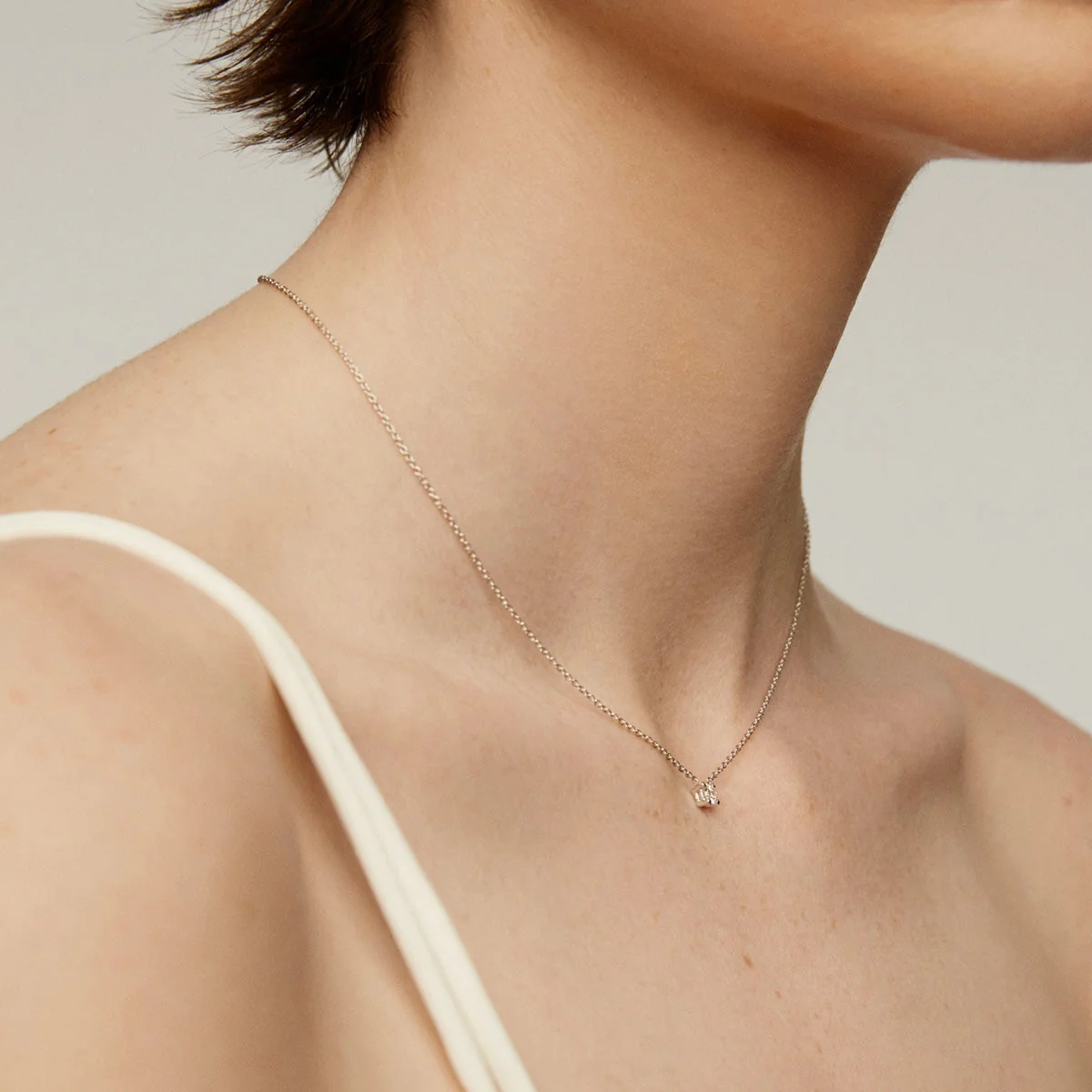 Colgante de oro blanco de 18K con diamante 0,20 cts - Image 4