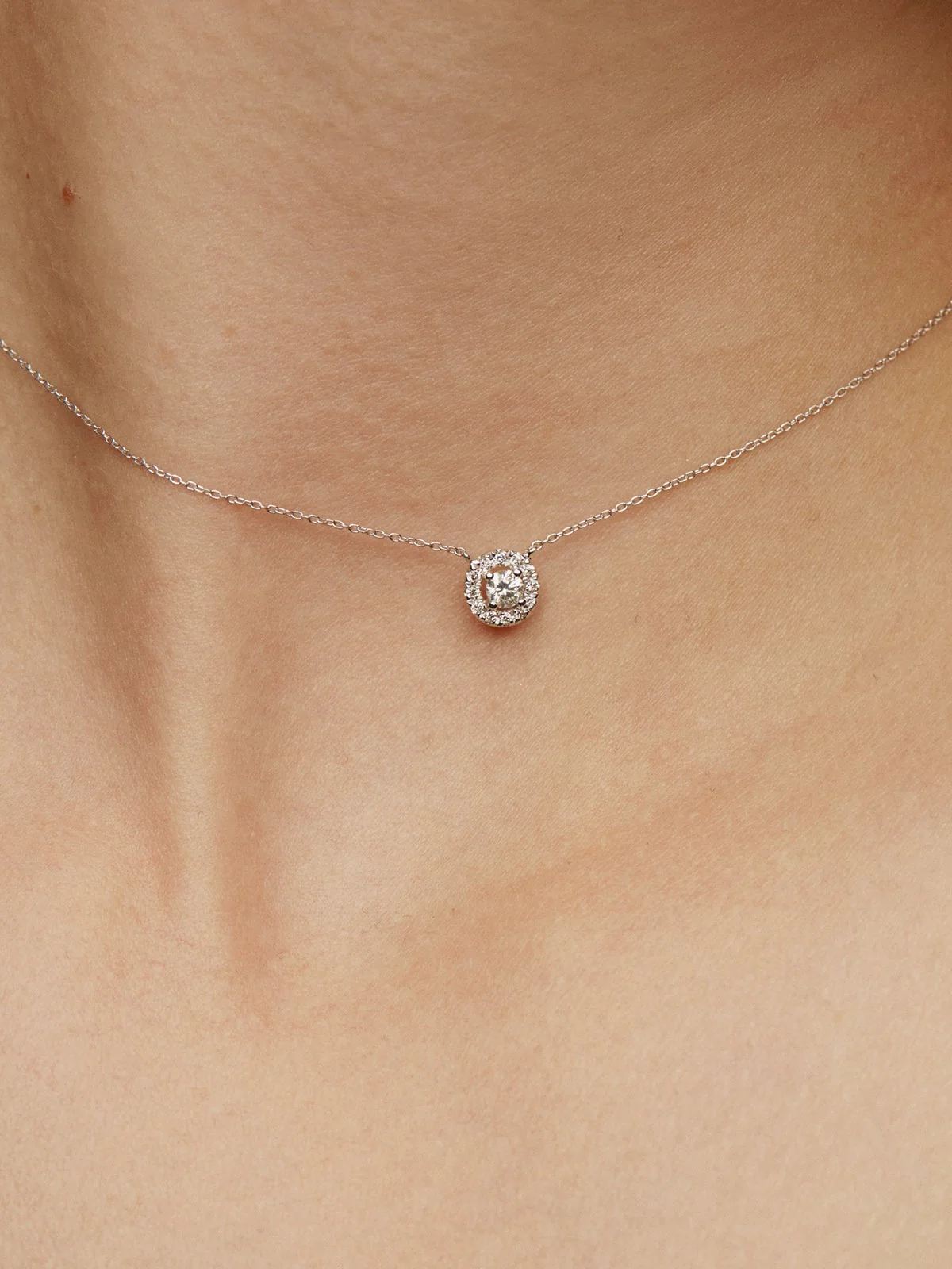 Colgante de oro blanco de 18K con diamante de 0,11cts y orla de diamantes - Image 2