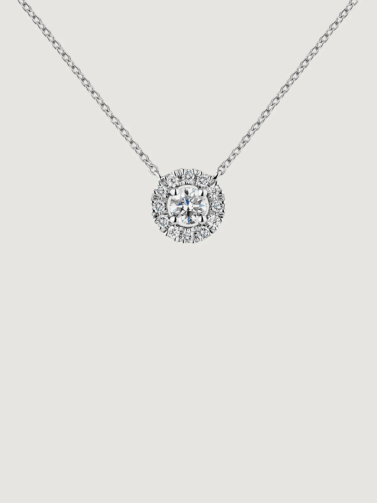 Colgante de oro blanco de 18K con diamante de 0,11cts y orla de diamantes - Image 3