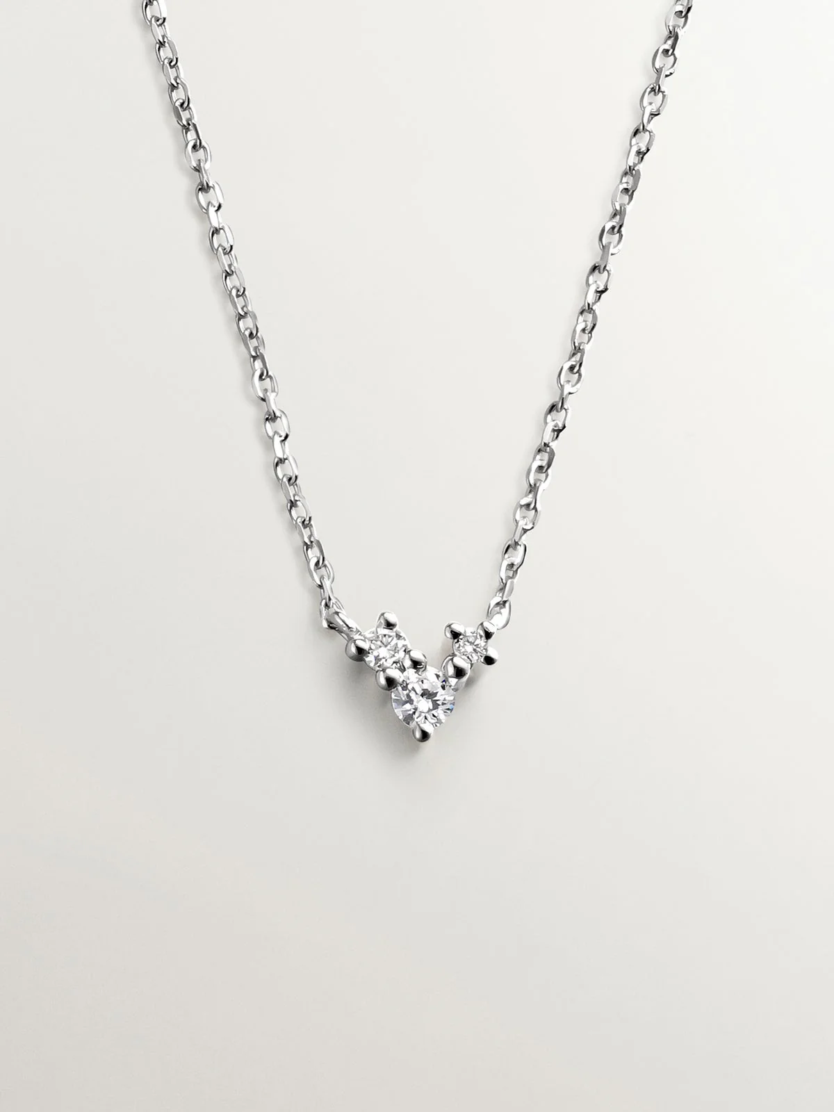Colgante de oro blanco de 18K con diamantes en talla brillante