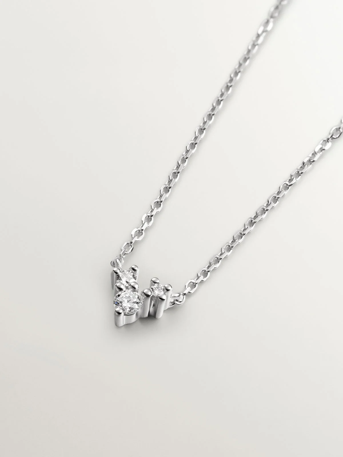 Colgante de oro blanco de 18K con diamantes en talla brillante - Image 3