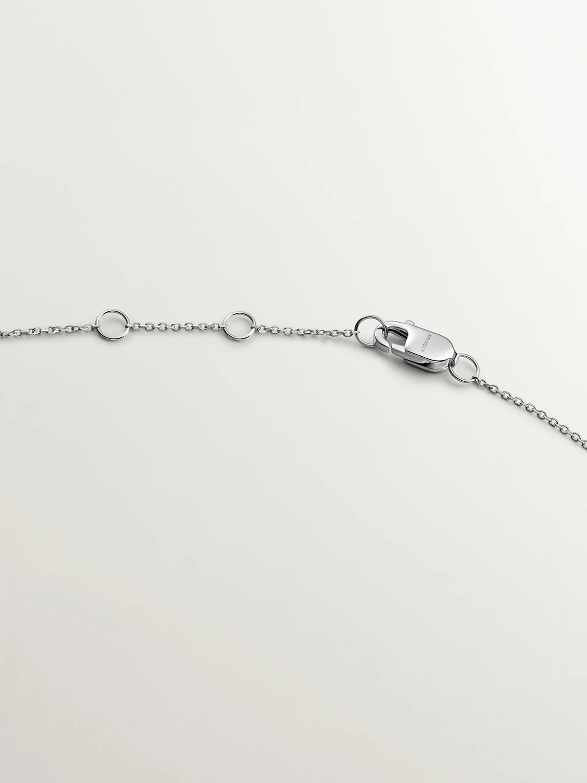 Colgante de oro blanco de 18K con diamantes en talla brillante - Image 7