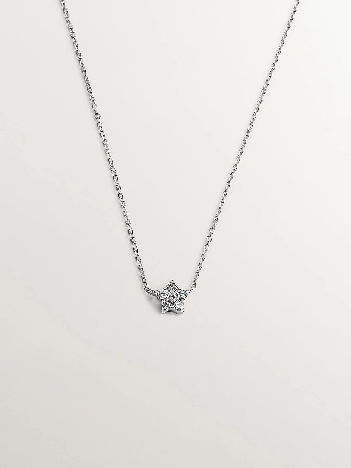 Colgante de oro blanco de 18K con estrella de diamantes