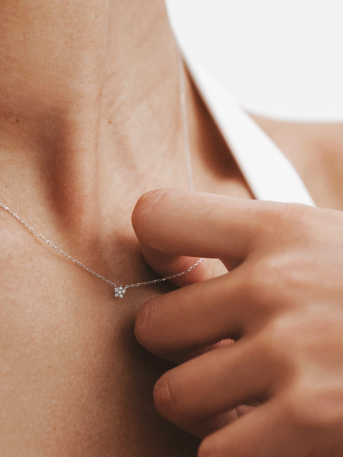 Colgante de oro blanco de 18K con estrella de diamantes - Image 2