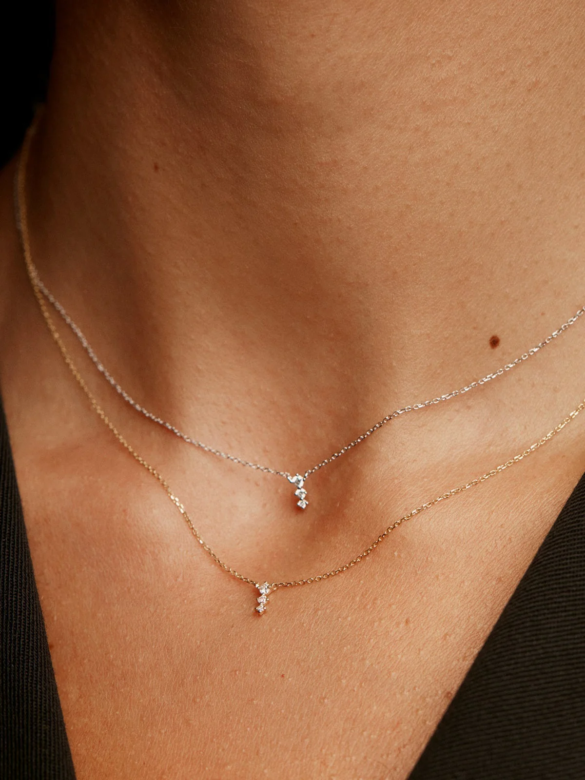 Colgante de oro blanco de 18K con triple diamante - Image 4