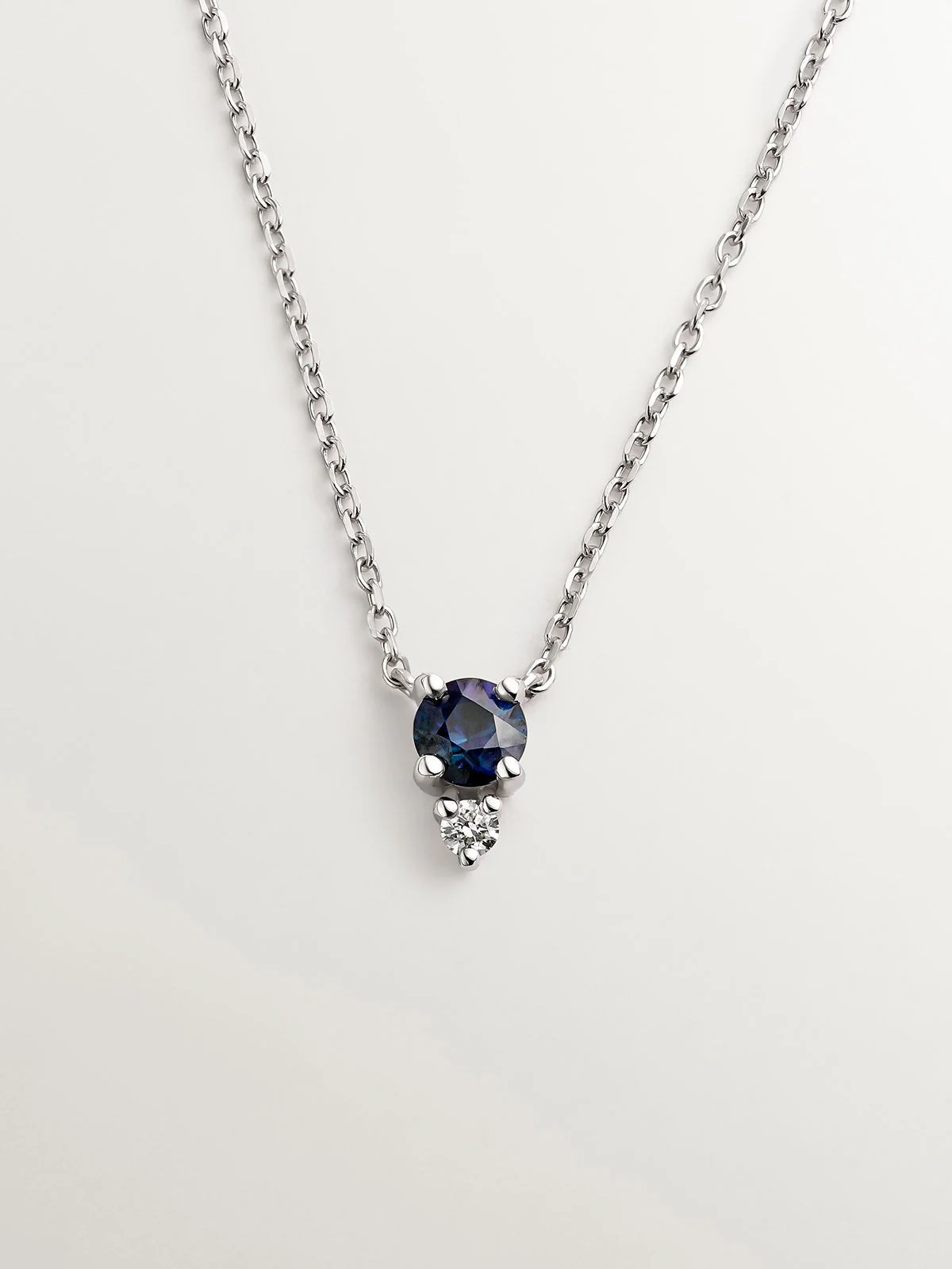 Colgante de oro blanco de 9K con zafiro y diamante