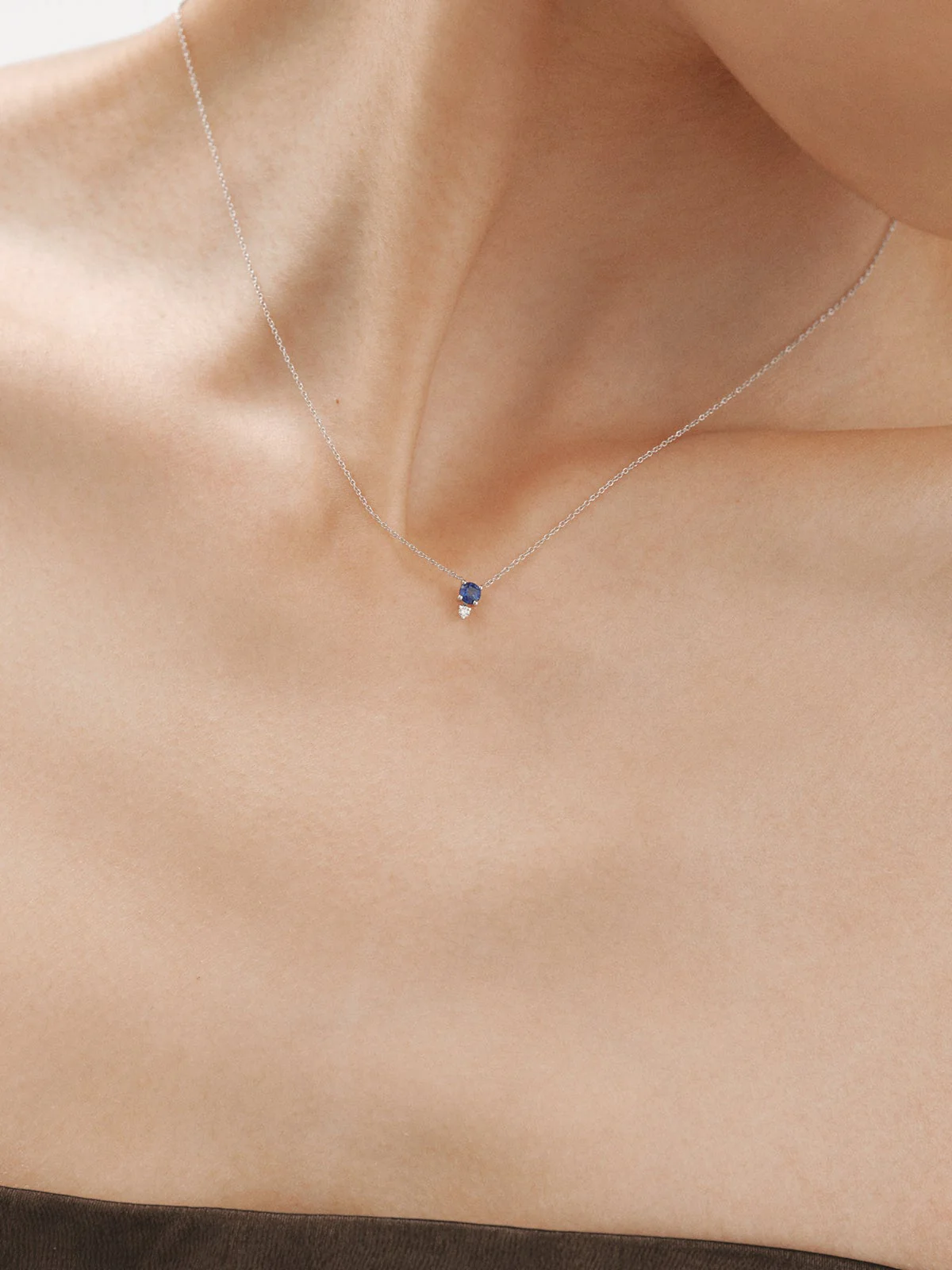 Colgante de oro blanco de 9K con zafiro y diamante - Image 2