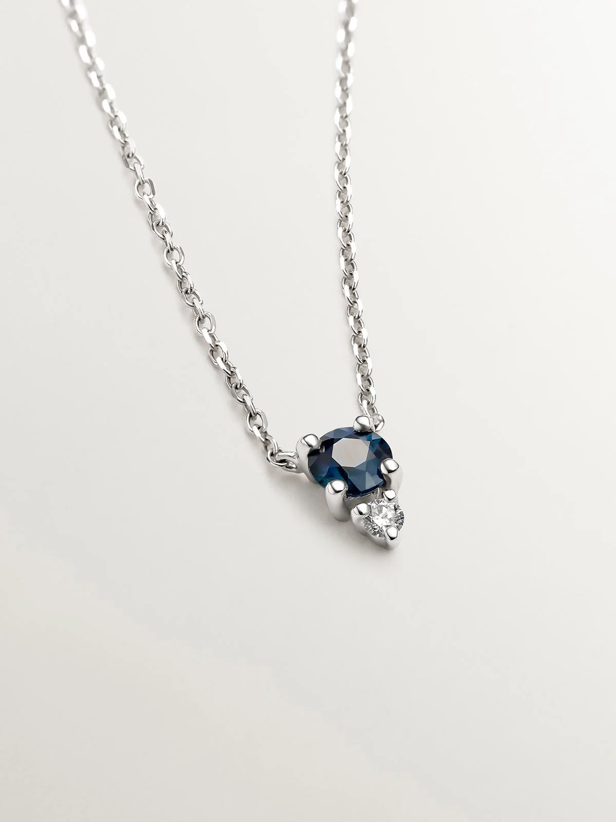 Colgante de oro blanco de 9K con zafiro y diamante - Image 3