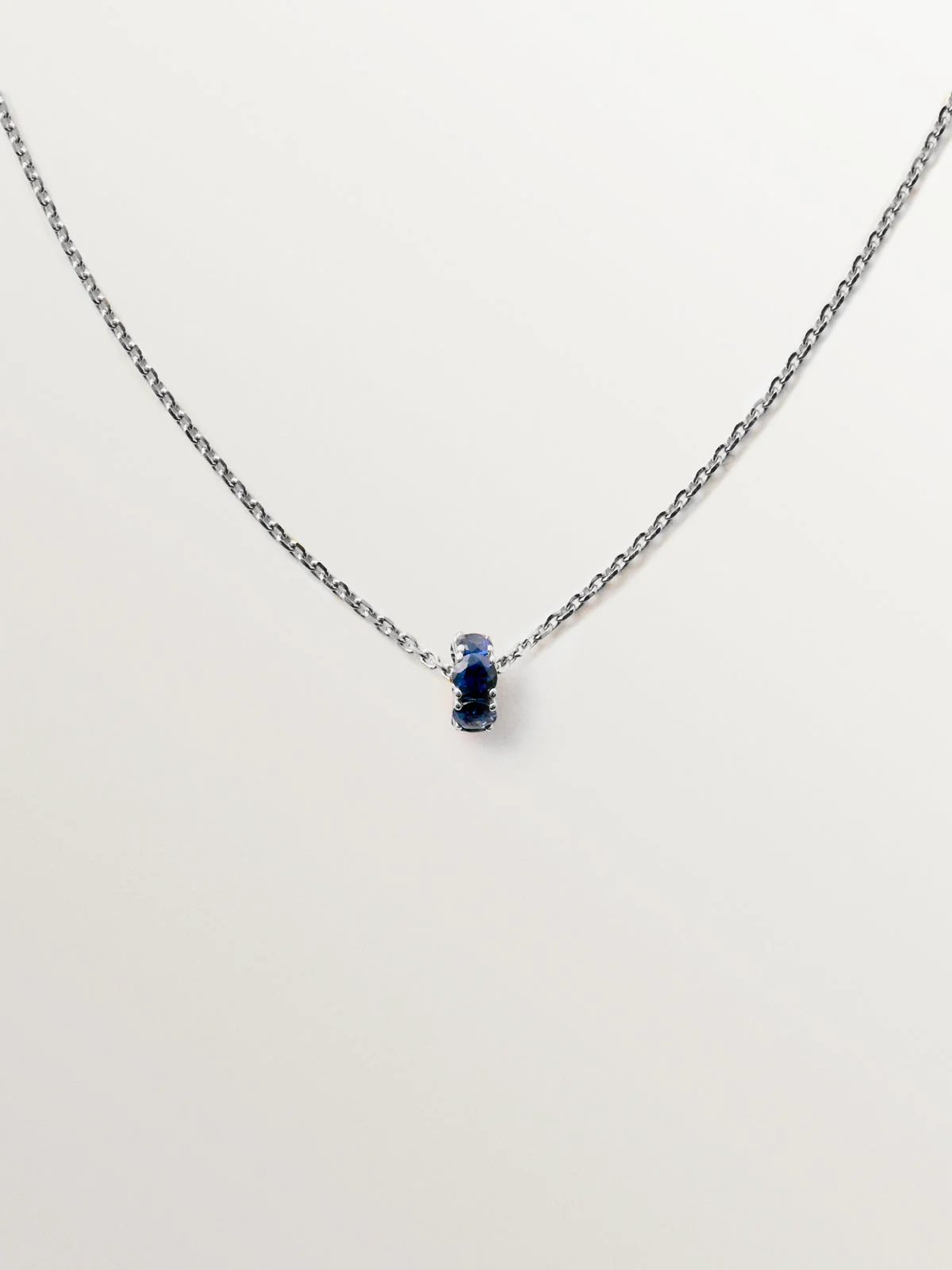 Colgante de oro blanco de 9K con zafiros azules
