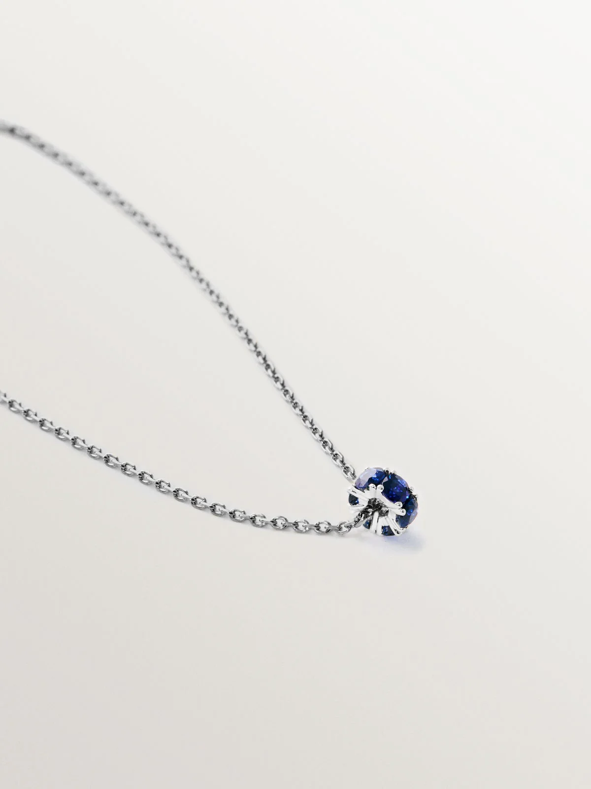 Colgante de oro blanco de 9K con zafiros azules - Image 3