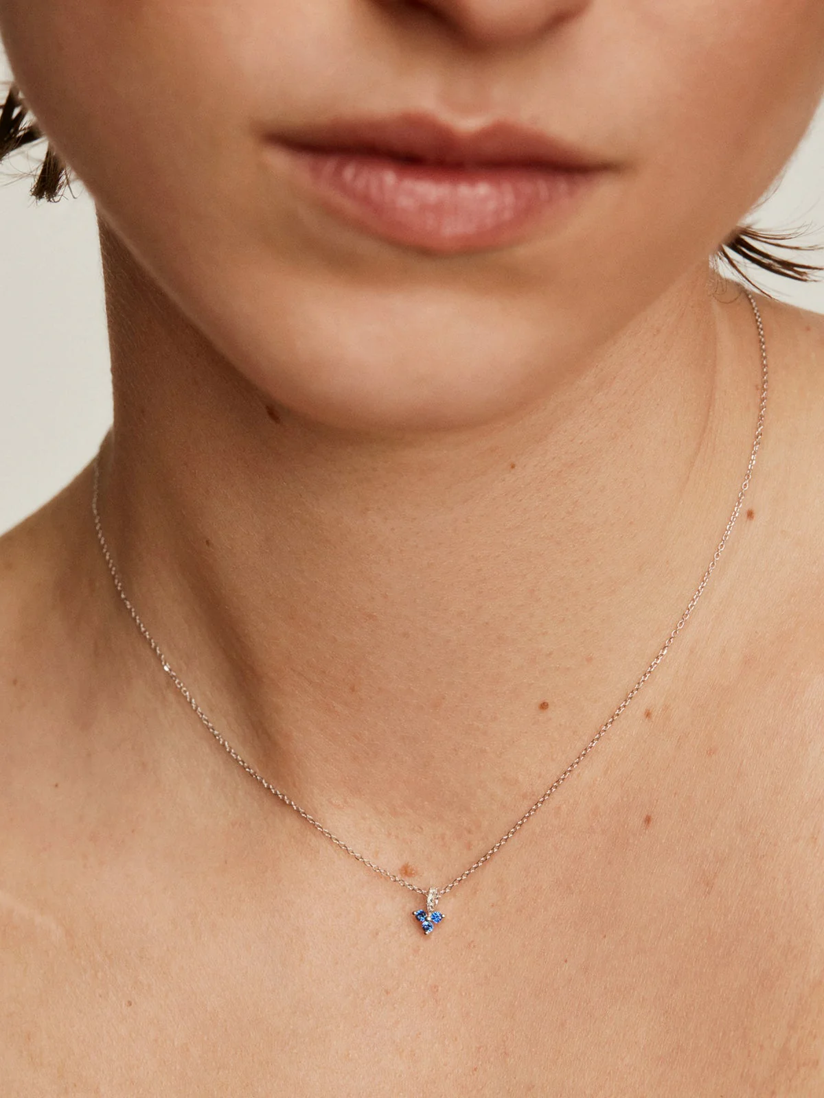 Colgante de oro blanco de 9K con zafiros azules y diamantes - Image 2