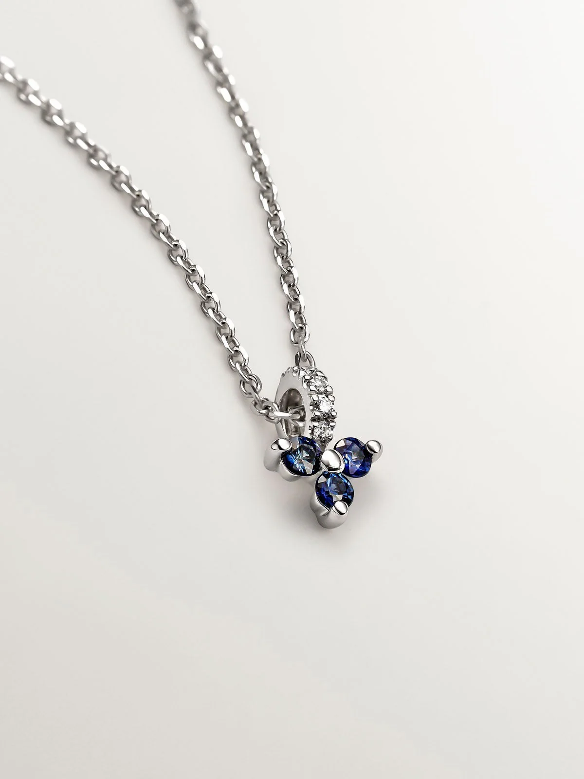 Colgante de oro blanco de 9K con zafiros azules y diamantes - Image 3