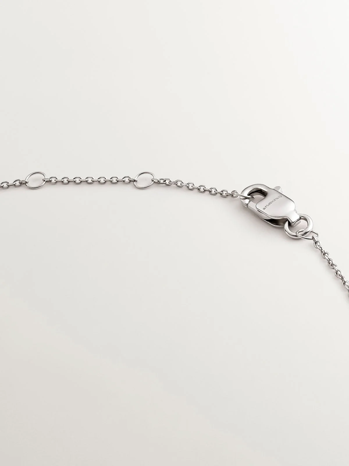 Colgante de oro blanco de 9K con zafiros azules y diamantes - Image 7