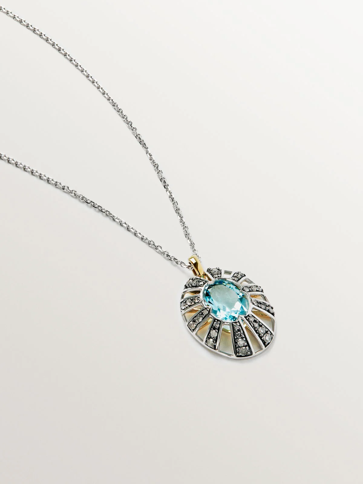 Colgante de oro blanco y amarillo de 9K con topacio azul y diamantes - Image 3