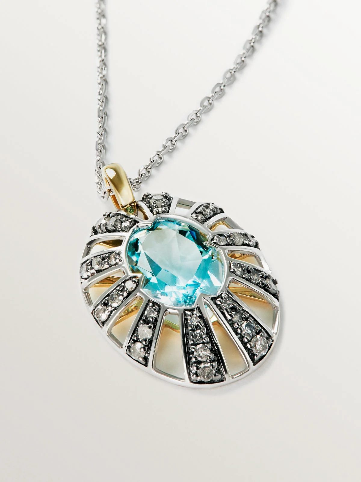 Colgante de oro blanco y amarillo de 9K con topacio azul y diamantes - Image 5