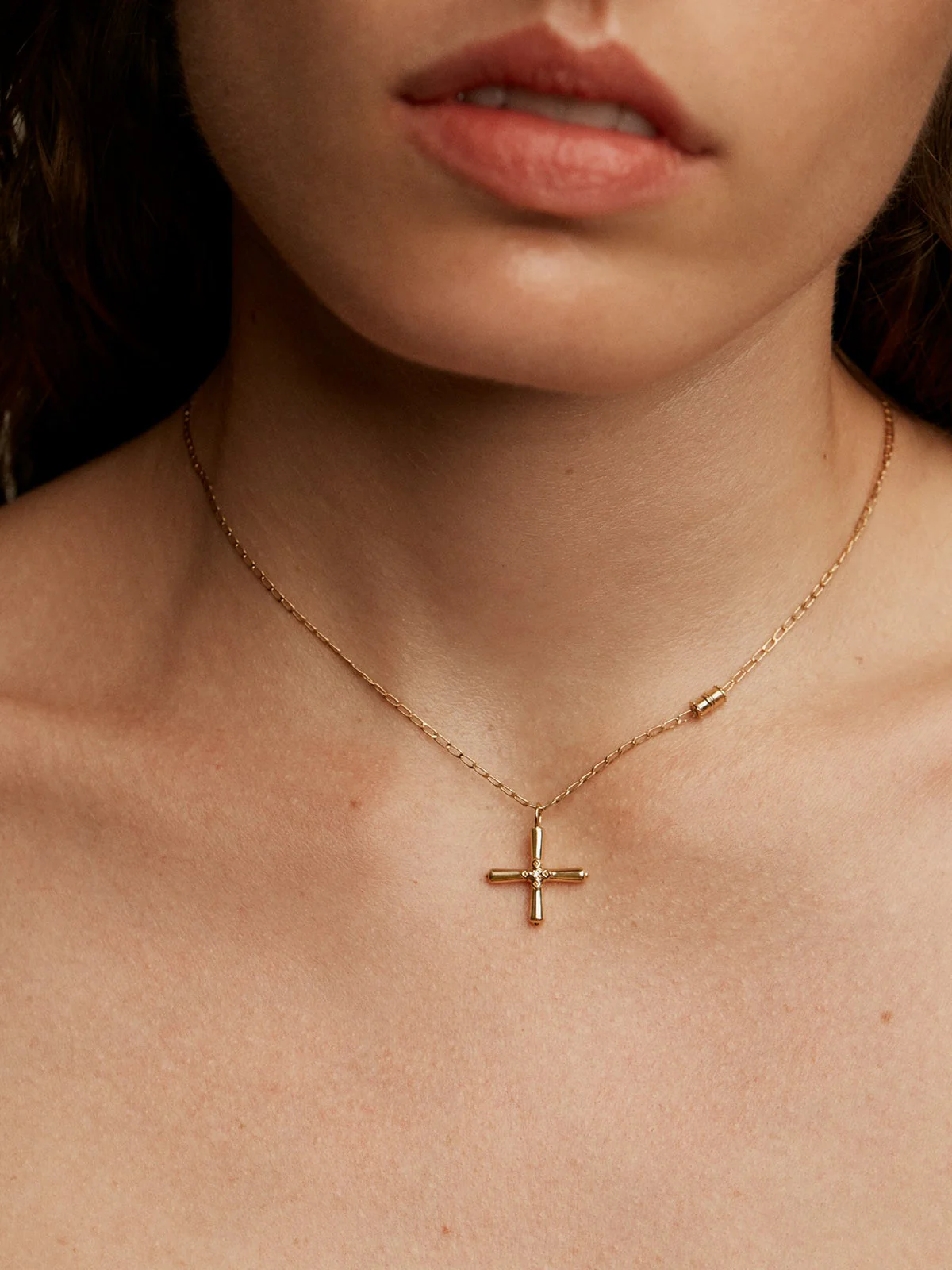 Colgante de plata 925 bañada en oro amarillo de 18K con cruz y topacio blanco - Image 4