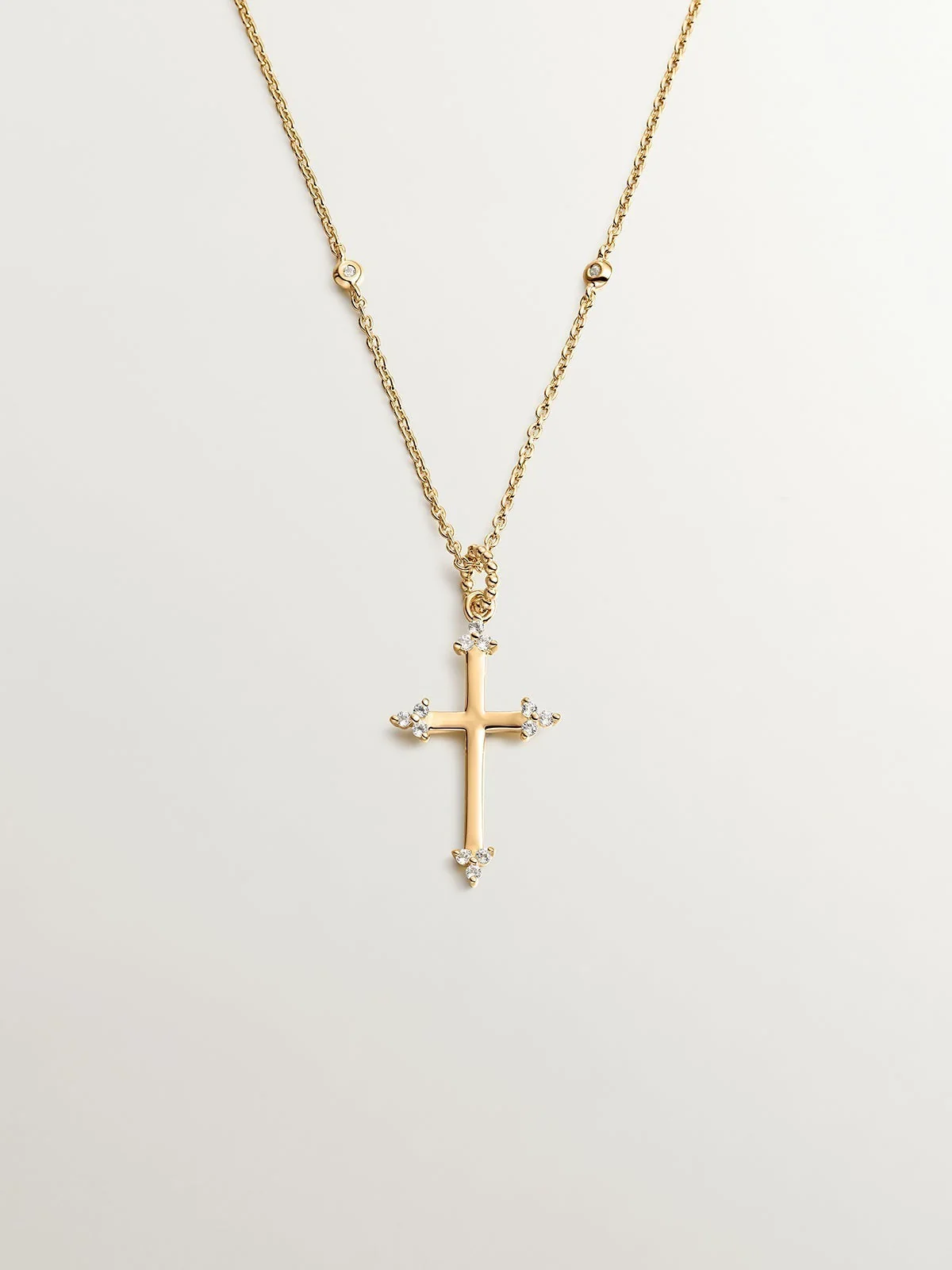 Colgante de plata 925 bañada en oro amarillo de 18K con cruz y topacios blancos