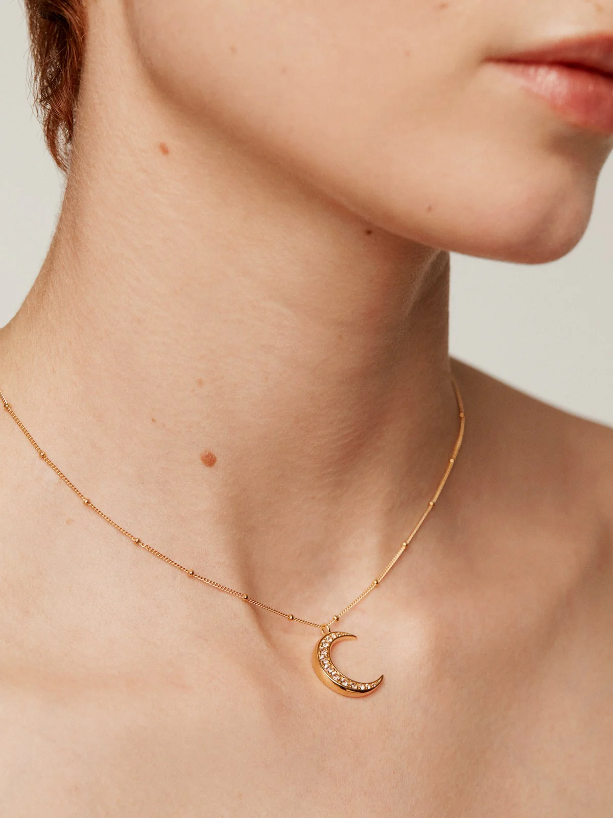 Colgante de plata 925 bañada en oro amarillo de 18K con luna y topacios blancos - Image 2