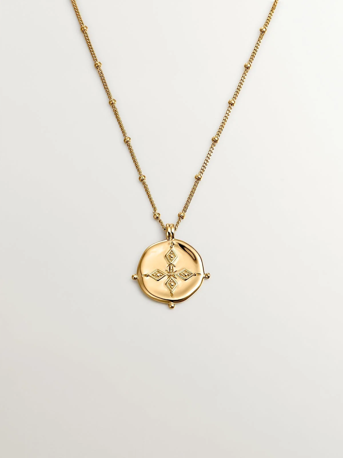 Colgante de plata 925 bañada en oro amarillo de 18K con medalla estilo antiguo