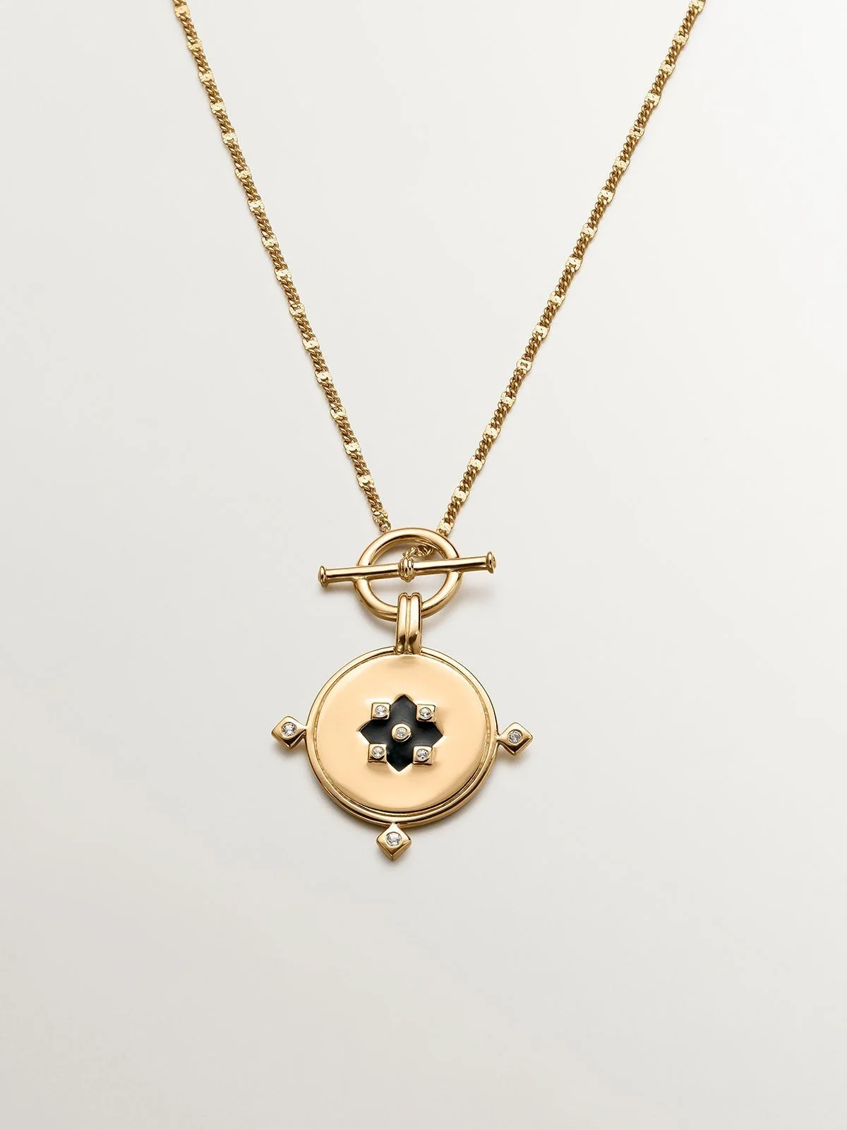 Colgante de plata 925 bañada en oro amarillo de 18K con medalla, topacios blancos y esmalte negro