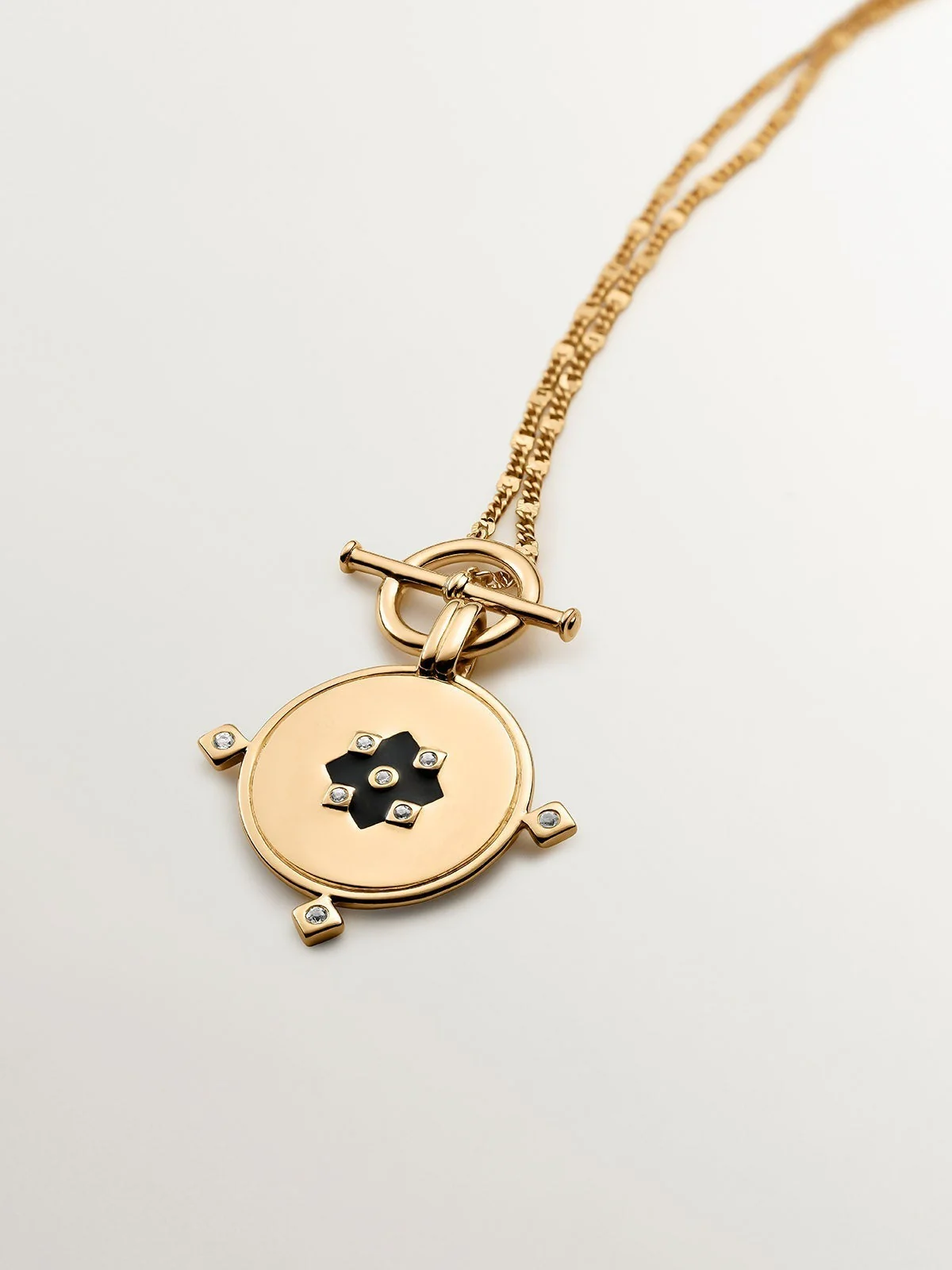 Colgante de plata 925 bañada en oro amarillo de 18K con medalla, topacios blancos y esmalte negro - Image 3