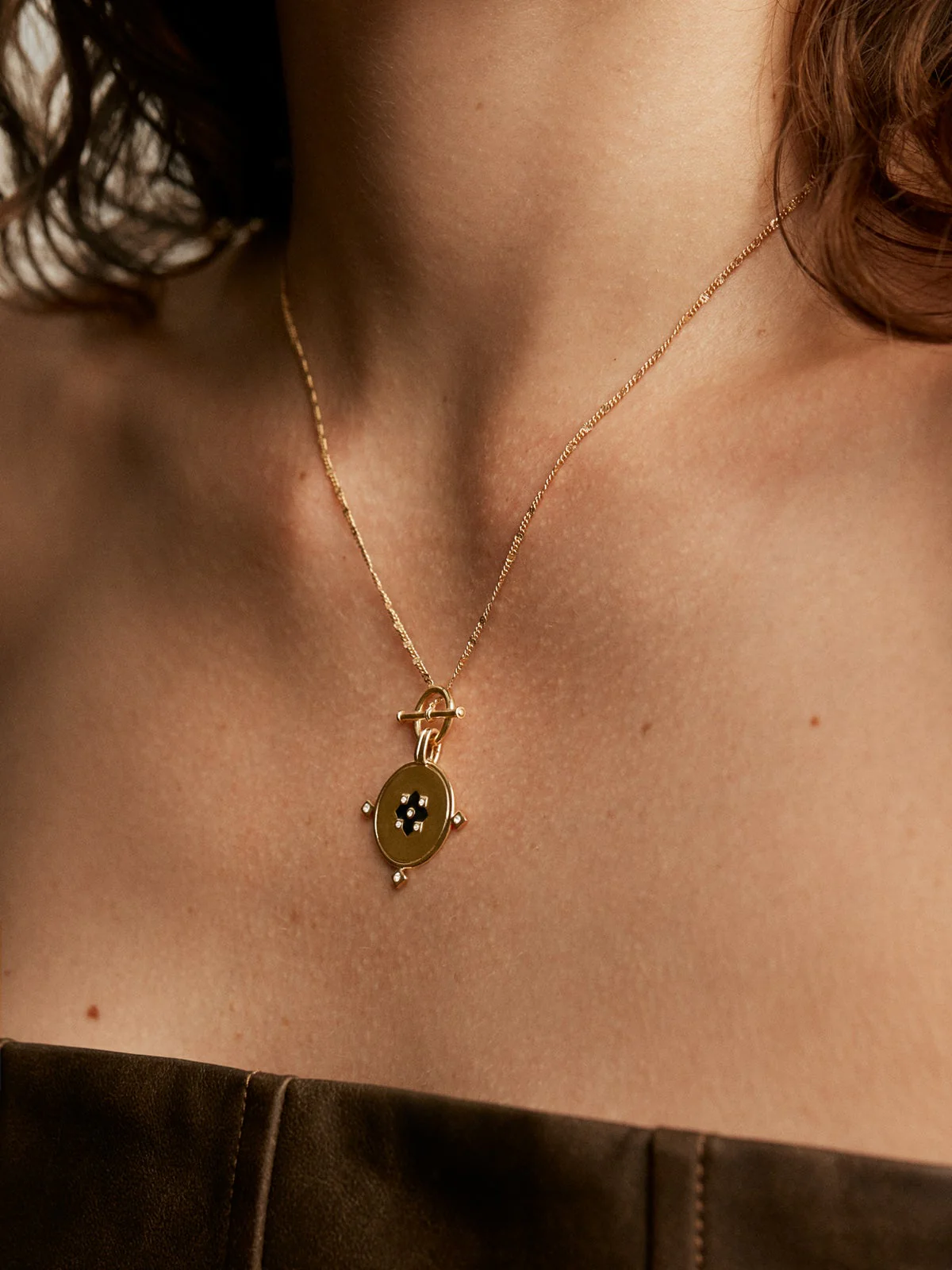 Colgante de plata 925 bañada en oro amarillo de 18K con medalla, topacios blancos y esmalte negro - Image 4