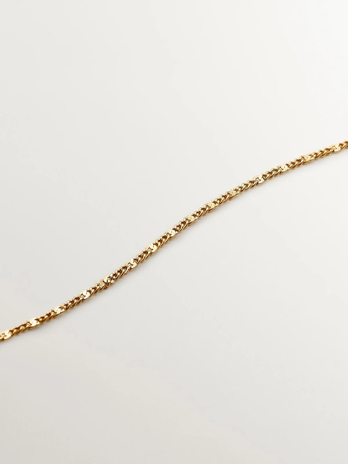 Colgante de plata 925 bañada en oro amarillo de 18K con medalla, topacios blancos y esmalte negro - Image 5