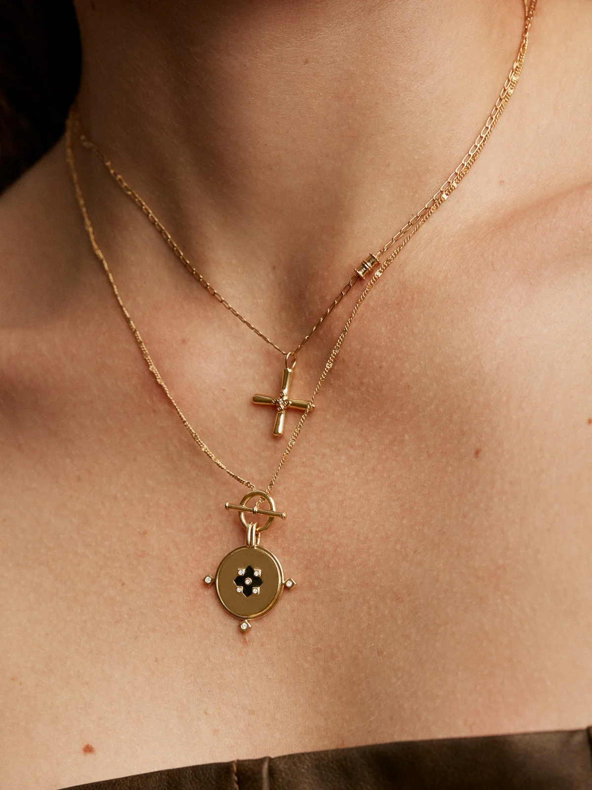 Colgante de plata 925 bañada en oro amarillo de 18K con medalla, topacios blancos y esmalte negro - Image 6